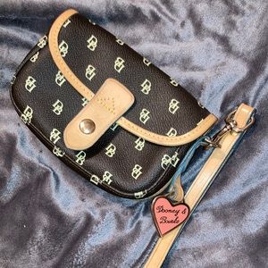 Dooney & Bourke wristlet.   Excellent condition